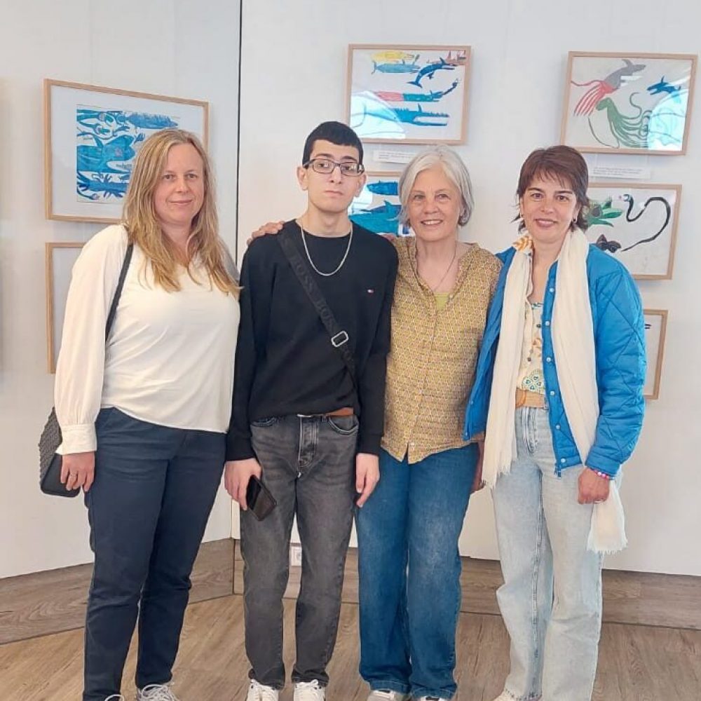 Künstler Ozan mit seinen Wegbegleiterinnen Anna Ströbel und Sabine Dominsky, sowie Rezarta Reimann
